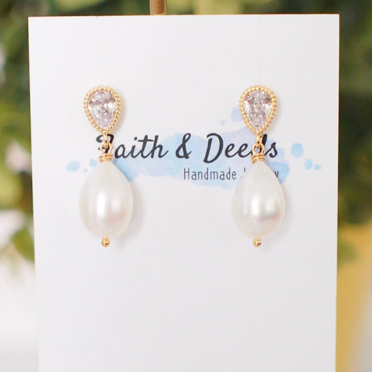Freshwater Teardrop Pearl Earrings // Simple & Classy